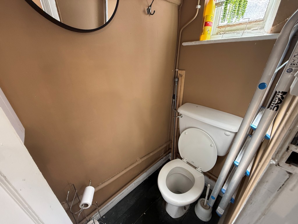 Lot: 113 - PAIR OF SHOPS AND SELF-CONTAINED FLAT FOR INVESTMENT WITH PART VACANT POSSESSION - Toilet